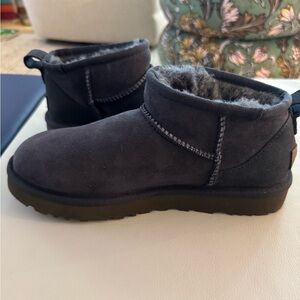 UGG classic ultra shorty women’s boot. Navy blue sheepskin.